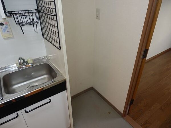画像6:キッチンの隣には冷蔵庫を置くスペースがあります。