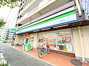 コンビニ「ファミリーマート川名駅前店まで506m」