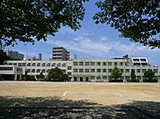 小学校「市立平和小学校まで400m」