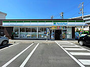 コンビニ「ファミリーマート粕畠三丁目店まで90m」
