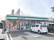 コンビニ「ファミリーマート新赤坪店まで89m」