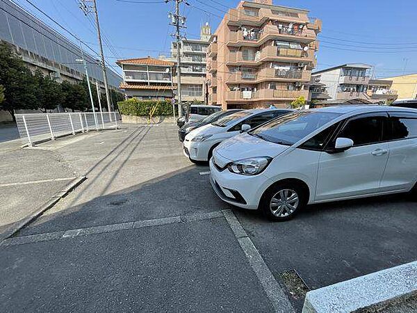 画像16:駐車場