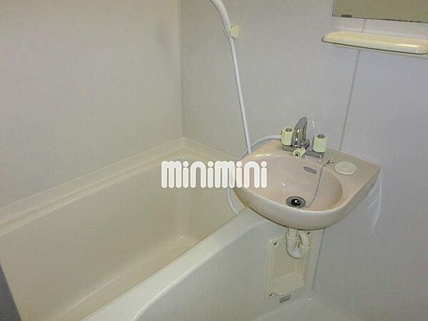 画像6:鏡も付いてる浴室です！