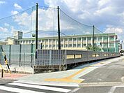 小学校「名古屋市立白鳥小学校まで883m」