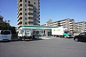 コンビニ「ファミリーマートまで470m」