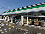 コンビニ「ファミリーマートまで225m」