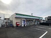 コンビニ「ファミリーマートまで690m」