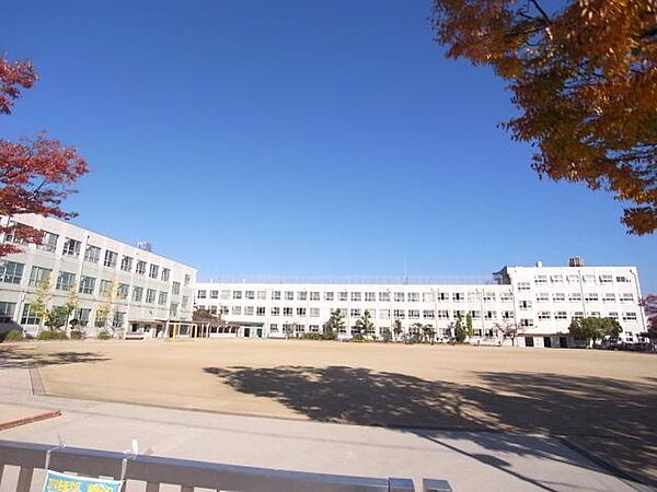 画像22:小学校「名古屋市立名東小学校まで815m」