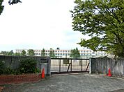 中学校「市立猪高中学校まで1900m」