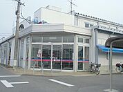 スーパー「カネスエまで1500m」