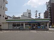 コンビニ「ファミリーマートまで320m」