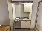 キッチン下、上にも収納有り。左側には移動式収納有り。