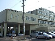 病院「山下病院まで930m」
