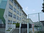 中学校「丹陽中学校まで826m」
