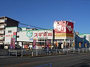 ドラッグストア 「スギ薬局まで740m」