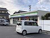 コンビニ「ファミリーマートまで740m」