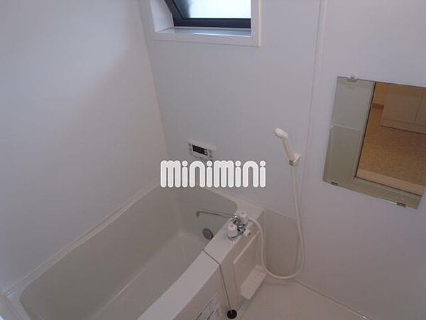 画像5:お風呂にも窓があるので湿気対策になりますね。