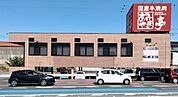 飲食店「あみやき亭半田店まで677m」