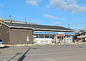 コンビニ「ローソン味の蔵たけとよ前店まで565m」