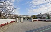 小学校「半田市立半田小学校まで1067m」