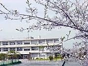 中学校「半田市立青山中学校まで734m」