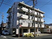 白いタイルで清潔感がある外観