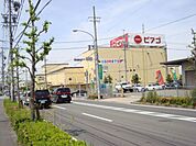 スーパー「ピアゴまで1100m」