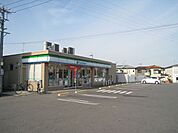 コンビニ「ファミリーマートまで260m」