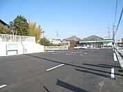 コンビニ「ファミリーマートまで800m」