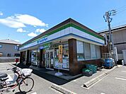 コンビニ「ファミリーマート味美町店まで748m」