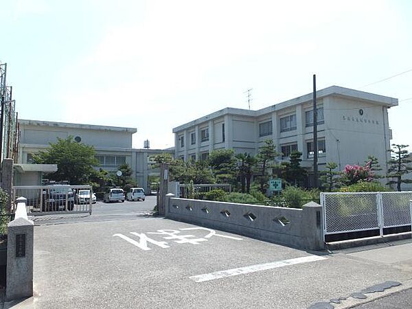 画像25:中学校「津島市立神守中学校まで2244m」