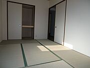 落ち着きのある6帖の和室空間。