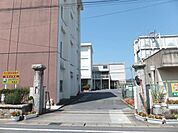 小学校「津島市立神守小学校まで581m」