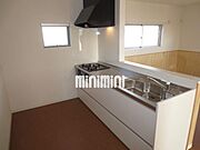 キッチンも広くて、キャビネットも引出タイプです。