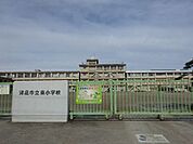 小学校「津島市立東小学校まで906m」