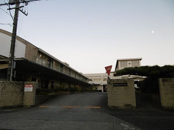 画像15:中学校「豊川市立金屋中学校まで897m」