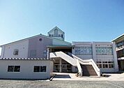 小学校「新城市立八名小学校まで1045m」