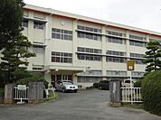 小学校「豊川市立桜木小学校まで948m」