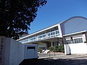 中学校「豊川市立中部中学校まで2164m」
