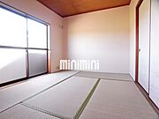 ベランダに繋がる和室です