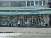 コンビニ「ファミリーマートまで710m」