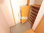 玄関には下駄箱が付いています