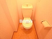タオルかけのあるトイレ