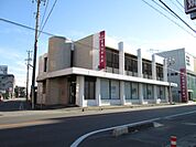 銀行「西尾信用金庫まで220m」