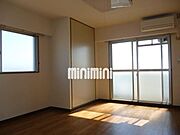 角部屋タイプで窓が多く開放感を感じられる室内です