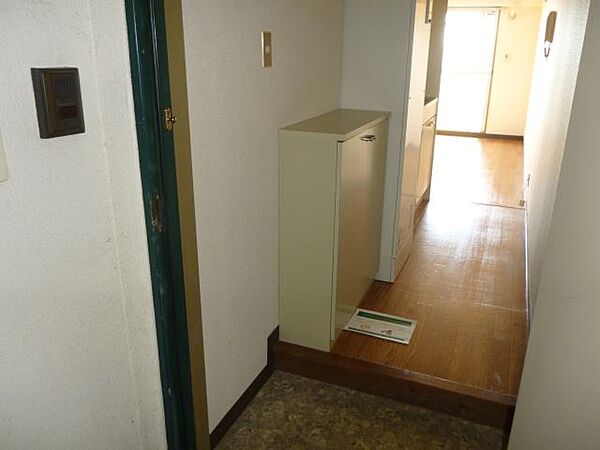 画像11:インターホン＆下駄箱完備の玄関スペースです
