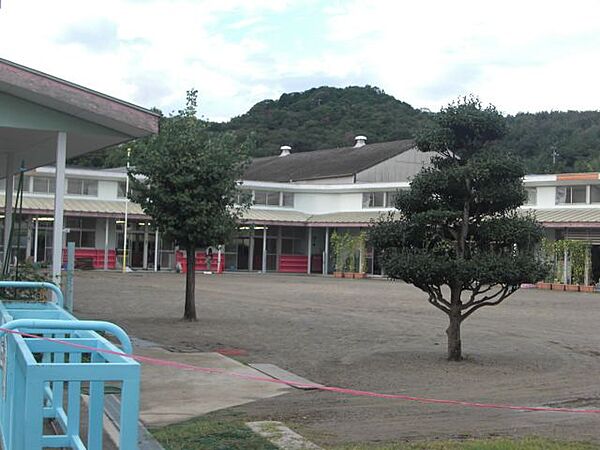 画像23:幼稚園、保育園「丸山保育園まで490m」