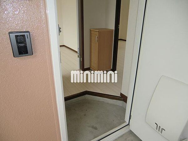 玄関：モニターホンを＆下駄箱完備の玄関スペースです