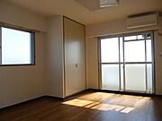 角部屋タイプで窓が多く開放感を感じられる室内です