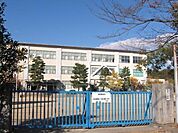 小学校「犬山市立城東小学校まで1956m」